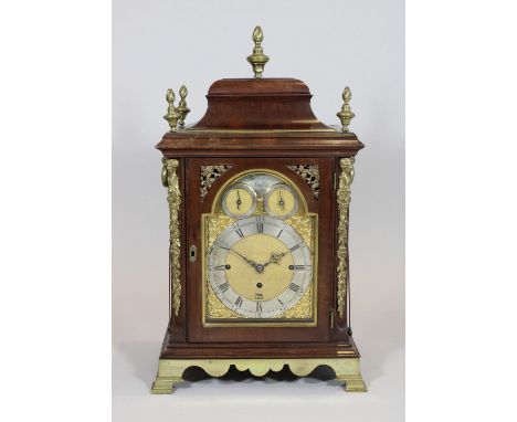 Bracket Clock, England, 18.-19. Jh., zweitüriges vierseitig verglastes Holzgehäuse, Datumsanzeige, graviertes vergoldetes Sch