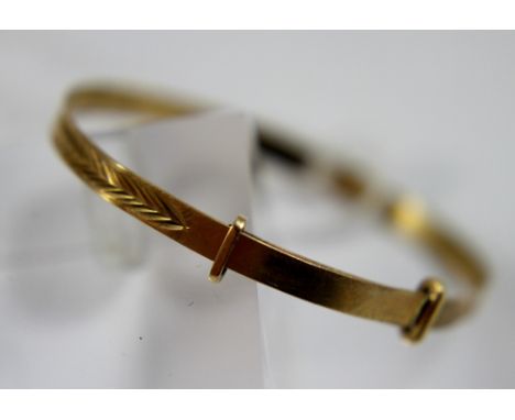 9ct gold adjustable christening bangle, herringbone design, 1.8g