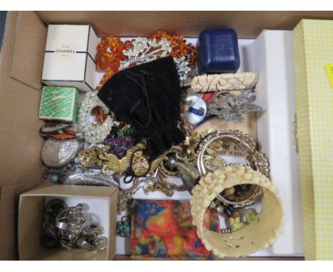 A Tray of costume jewellery to include Gwenda compact 1938 and a ARA sterling silver necklace/clip on earrings matching set 