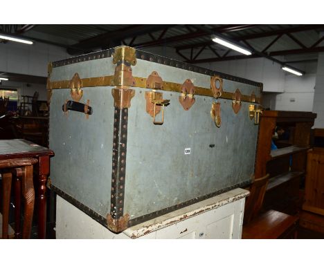 A VINTAGE OVERPOND SHIPPING TRUNK (sd)