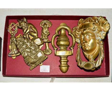 A LARGE BRASS DOOR KNOCKER, height 18cm, together with five smaller examples (6)