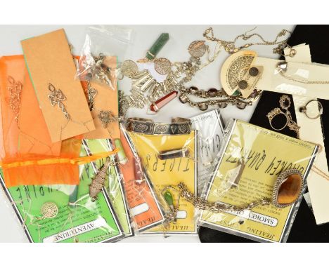 A SELECTION OF SILVER AND WHITE METAL JEWELLERY, to include a tiger's eye brooch within a curb link surround, a small heart s
