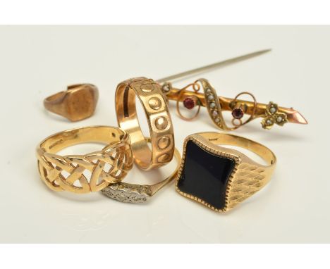 FIVE RINGS AND A BROOCH, to include a 9ct gold ring with Celtic knot design, a 9ct gold ring with repeated circular design al