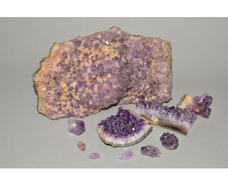 A SELECTION OF AMETHYST GEODES, GEODE PIECES AND CRYSTALS, ten pieces of rough amethyst to include a large amethyst geode mea