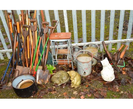 THREE GALVANISED WATERING CANS, TWO COMPOSITE FELINE GARDEN ORNAMENTS together with various garden hand tools (10+)