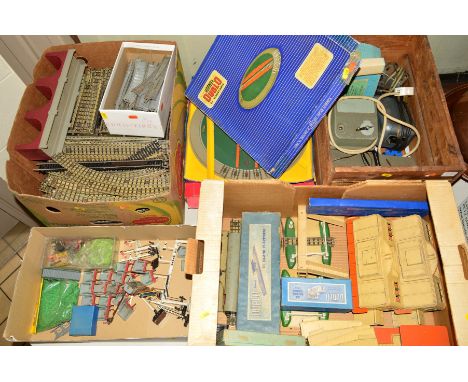 A QUANTITY OF BOXED AND UNBOXED HORNBY DUBLO TRACK AND ACCESSORIES, to include boxed turntable, Island platform, signal cabin