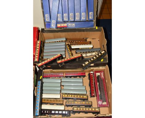 A QUANTITY OF BOXED AND UNBOXED HORNBY DUBLO AND OTHER 00/40 GAUGE COACHING STOCK, Hornby Dublo items are mainly assorted tin