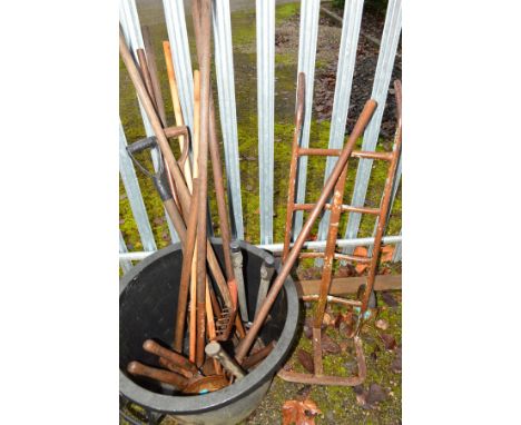 A LARGE CIRCULAR PLASTIC GARDEN TUB CONTAINING VARIOUS GARDEN HAND TOOLS together with a metal sack truck (10+)