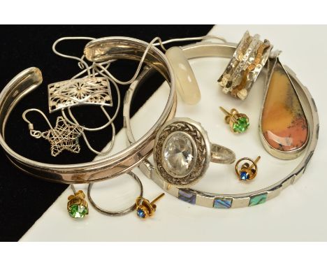 A SELECTION OF SILVER AND WHITE METAL JEWELLERY, to include a bangle set with abalone shell, a pear shape agate pendant, a to