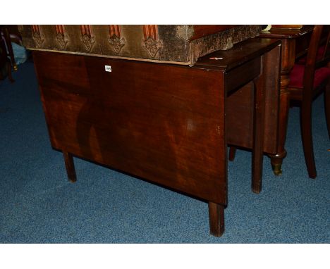 A GEORGIAN MAHOGANY GATE LEG TABLE