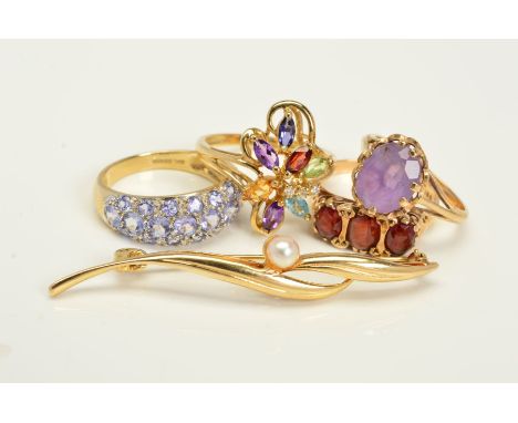 FOUR 9CT GEM RINGS AND A 9CT BROOCH, to include an oval amethyst ring, a three stone garnet ring, a multi gem dress ring, a t