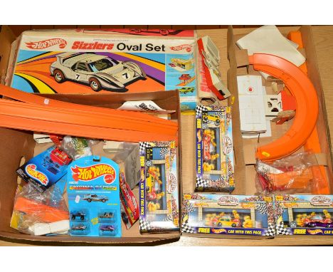 A BOXED MATTEL HOT WHEELS SIZZLERS OVAL SET, No.6512, not tested, missing car but otherwise appears largely complete, minor d