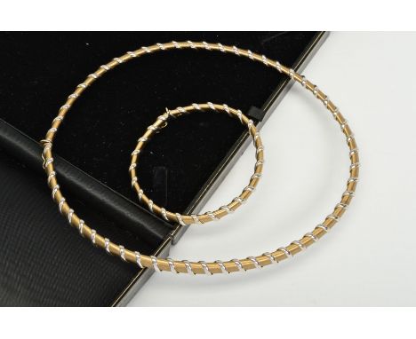 A MODERN 9CT GOLD TWO TONE COLLAR AND MATCHING FLEXIBLE BANGLE SET, satin and polished finish, fitted to tongue and concealed