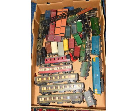 A QUANTITY OF UNBOXED AND ASSORTED 00 GAUGE MODEL RAILWAY ITEMS, to include Hornby Dublo rebuilt West Country class locomotiv