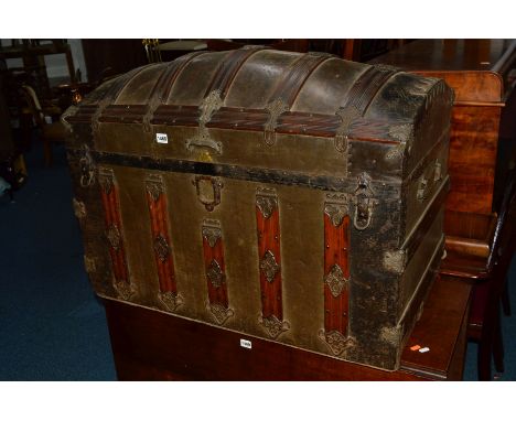 A LATE 19TH/EARLY 20TH CENTURY DOMED TOPPED TRUNK, oak, brass metal lined and decoupage interior, width 92cm x depth 54cm x h