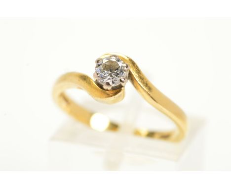 AN 18CT GOLD SINGLE STONE DIAMOND RING, designed as a single brilliant cut diamond within a six claw setting to the cross ove