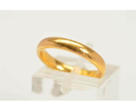 AN EARLY 20TH CENTURY 22CT GOLD PLAIN BAND RING, of plain design, with 22ct hallmark for Birmingham 1928, width 3mm, ring siz