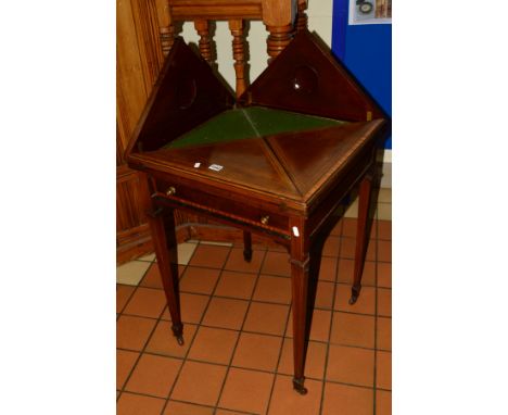 AN EDWARDIAN MAHOGANY, SATINWOOD BANDED AND STRUNG ENVELOPE CARD TABLE, with a single drawer on square tapering legs and cera