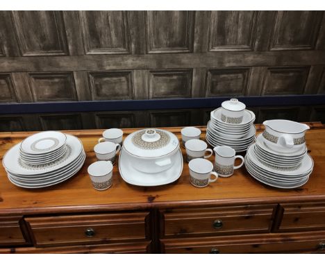 NORITAKE PROGRESSION CHINA DINNER SERVICE, comprising 6 dinner plates, 7 side plates, 6 saucers, 6 soup bowls, 6 dessert bowl