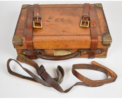 Leather and brass bound shotgun cartridge magazine with fitted interior, 40.5x28x12cm.&nbsp;