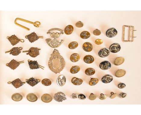Military buttons and insignia to include Gaunt &amp; Son, ATS pin badge numbered 17476, Somerset Light Infantry cap badge and