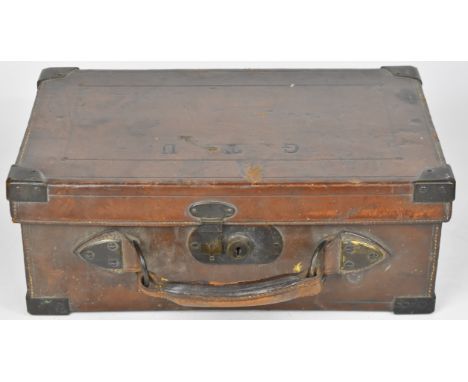 Leather and brass bound shotgun cartridge magazine with fitted oak interior, 40x26x15cm.&nbsp;