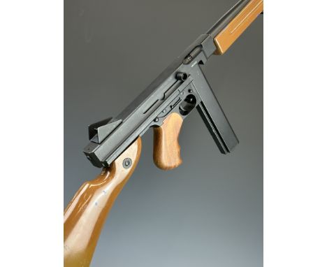 Denix replica&nbsp;American M1 Thompson sub machine gun with rotary drum magazine, wooden stock, pistol grip and forend and 1