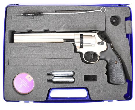 Smith &amp; Wesson Model 686 .177 air pistol/ revolver with chequered grips, adjustable sights and 10 shot magazine, serial n