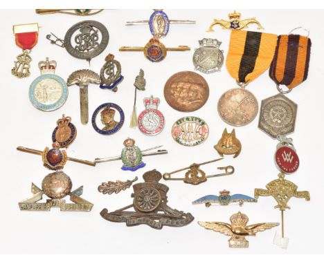 Approximately twenty five badges including Royal Army Temperance Association, silver War Badge numbered 449647, Royal Observe