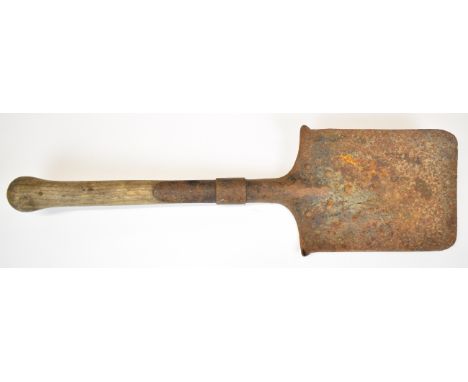 WW1 French entrenching shovel, length 54.5cm