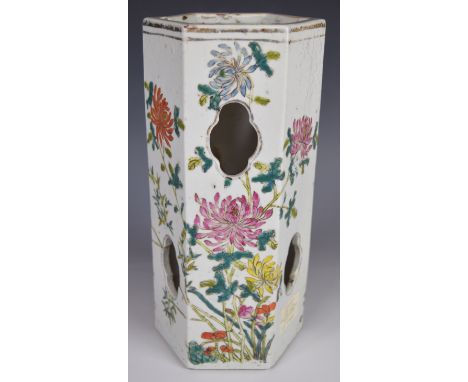 19thC Chinese octagonal hat or wig stand with enamelled floral decoration, label with script 'Tungzhi 1862-1975' and wax seal