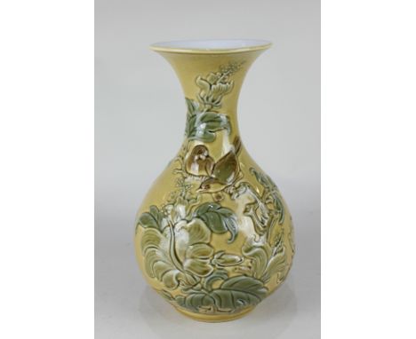 A Lladro porcelain vase depicting sparrows amongst foliage, sculpted by Julio Fernandez (1970-1981), 'Florero Gorriones', 25.