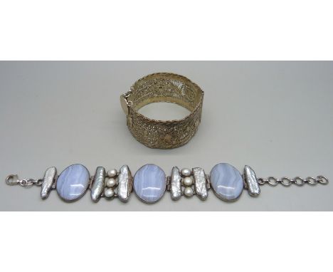 A silver panel bracelet set with agate, pearls and keshi pearls, 44.9g, 22.5cm, agate panels 3x2.3 cm, and a Persian white me