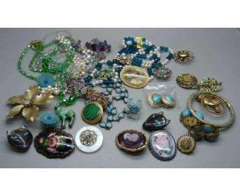 Costume jewellery including scarf clips, brooches, etc. 