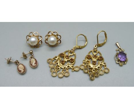 A yellow metal pendant set with an amethyst, 1.1g, a pair of 9ct gold and faux pearl stud earrings, 1.6g, a pair of rolled go