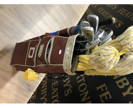VINTAGE GOLF CLUBS BAG & UMBRELLA