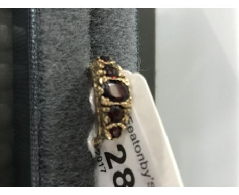 9 CT GOLD & 5 GARNETS RING