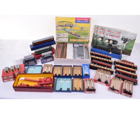 Hornby Dublo 3211 Mallard locomotive, Diesel Electric engine, coaches and accessories, 4-6-2 Mallard in green livery, good to