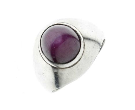 Unmarked white metal star ruby set ring, size O, 6.4g gross approx