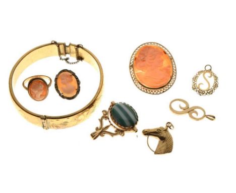 Assorted jewellery, to include: 20th Century yellow metal-framed shell cameo brooch stamped 375, 9ct gold shell cameo ring, 9