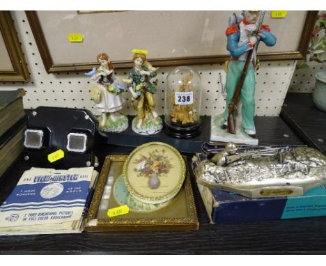 Mixed group of collectables including a vintage Viewmaster with reels, a soldier in uniform figurine, a pair of Capodimonte s