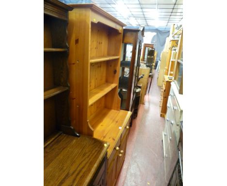 Pine compact dresser