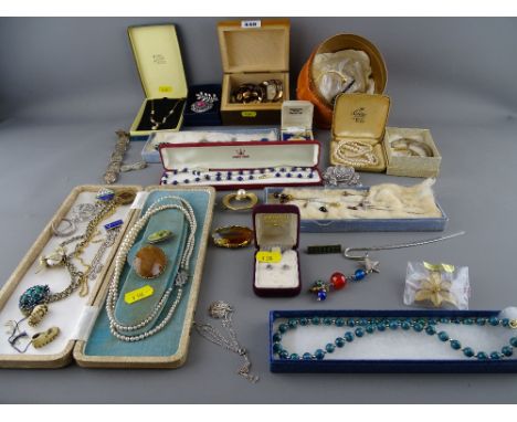 Quantity of costume jewellery including a Jersey pearl and lapis necklace