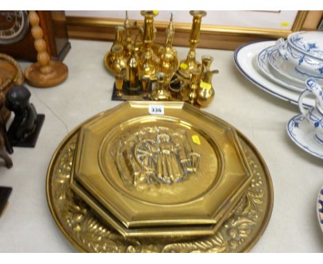 Quantity of vintage brassware and plaques