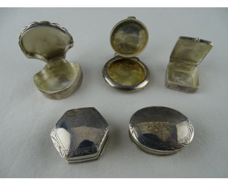Small silver circular pendant snuff box and four lidded pill boxes, stamped 925