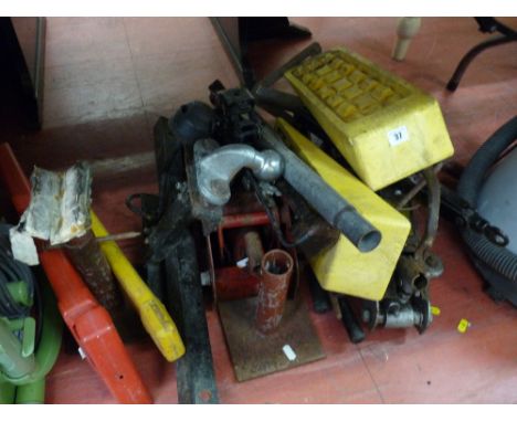 Parcel of two trolley jacks, wheel chocks, various manual jacks and a tow bar with tow hitch etc