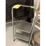 LOT: (1) Step stool - et (1) 2 marches