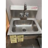 Évier mural MKE - NEUF 17 x 15 "