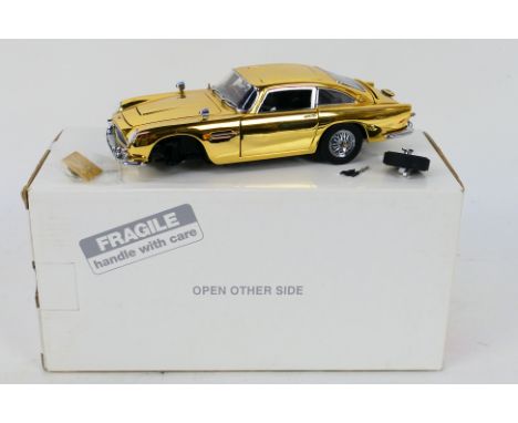 Danbury Mint - A boxed 1:24 scale 'The Special Edition James Bond 007 Aston Martin DB5' by Danbury Mint. The gold plated mode