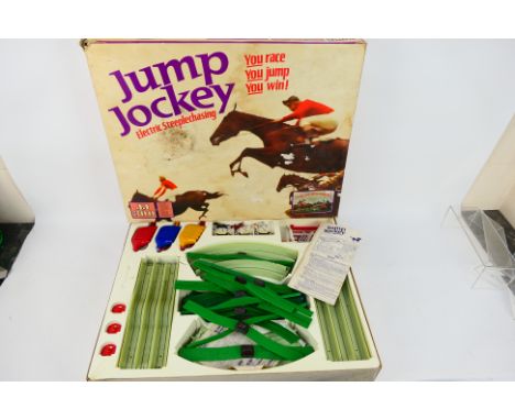 Triang - A boxed Triang JJ300 "Jump Jockey" Electric Steeplechase slot racing set. The set includes track, three horses, thre
